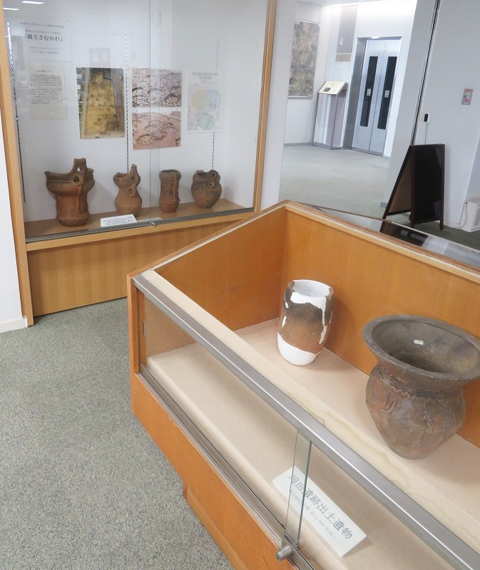 samu_archives's tweet photo. 今日から文化財学習センター開館30周年記念出張展示「縄文さむかわ」が始まりました。図書館1階ではパネルで #縄文時代 を解説。文書館では #岡田遺跡 から出土した土器を展示しています。どちらにも足を運んでください。会期は8月30日まで。
詳しくはこちらをご覧ください
 https://t.co/LyVd6FC94C https://t.co/rAONhgPNgD
