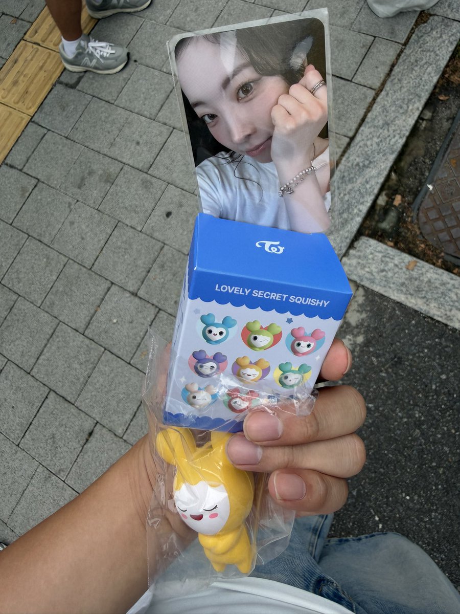 nayeonto's tweet photo. 트와 팝업 사진 속 구성품 나연으로 교환 구해요오.. https://t.co/GVadTJcrj4