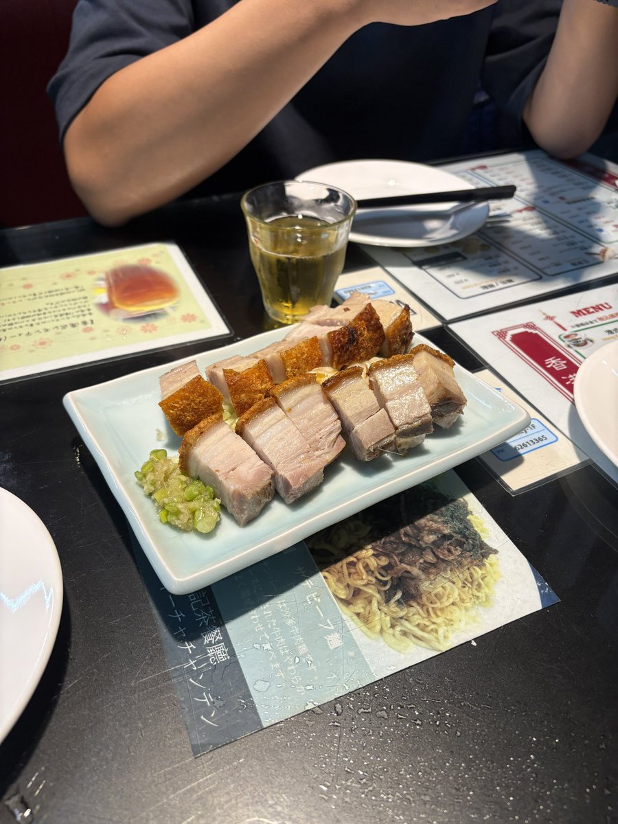 sm_open_'s tweet photo. 帝王賞前日は浪漫勇士オタク4名で飯田橋のガチ香港料理店へ。
様々なところで香港を感じる内装であったり、料理も香港で食べた味だったのでなぜか懐かしい気分になりました！🇭🇰 https://t.co/eN4HL1aLku