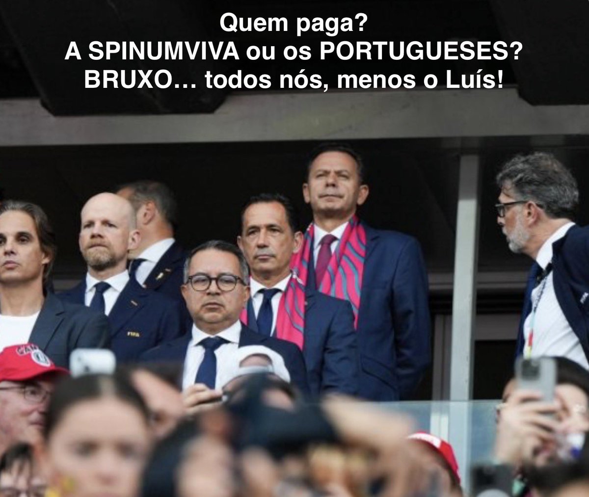CmdtRafa's tweet photo. Sou eu a pensar 🤔 
Então? Os que falaram e escreveram do AC agora não dizem nada? Vou eu replicar o que então disseram… com outro actor!

No canto superior direito da imagem está o sócio gerente da Spinumviva com interrupção temporária da gerência para passatempo como PM.

É  a segunda vez que atravessa o Atlântico em menos de 15 dias para ver uma modalidade que tanto o apaixona.

Supostamente o camarote pago pela FIFA, o avião ✈️ e o hotel 🏨 5 ***** e refeições pagamos nós com cartão de representação.

Nunca tanta visita ao estrangeiro para assistir aos jogos tinha acontecido com um PM. É a put@ da VIDA.

Projeção de custos:

Hoje, 3 de Julho,  há conselho de ministros extraordinário em Guimarães. O Luís vai presidir conforme agenda.

Gostava de saber:
Que companhia aérea é que o levou ao Canada e traz de volta no mesmo dia? 
Ou foi o avião da FAP? 
Ou foi um privado tipo CR7?

Recordo:
- A autonomia máxima do jato executivo Dassault Falcon 900  da FAP varia entre 7.400 km e 8.800
- A distância de Lisboa a Toronto  é aprox de 5.700 km
- O custo operacional deste jacto é de cerca 6.000€/hora de voo.... 

Contas feitas:
com ajudas de custo das tripulações, secretariado, segurança, criadagem, etc, tudo anda perto dos 150.000 € e são contas de merceeiro.

Pergunto: 
S. Bento não tem televisão 📺 ? 
Com tantos incêndios, ondas de calor, caos na saúde, na educação…. 
Enfim, a sério, e o Luís não está a trabalhar?

Só sou eu a pensar o mesmo que pensaram e escreveram há mais ou menos 4 anos… agora pensem vossas excelências e pensem “rico”!