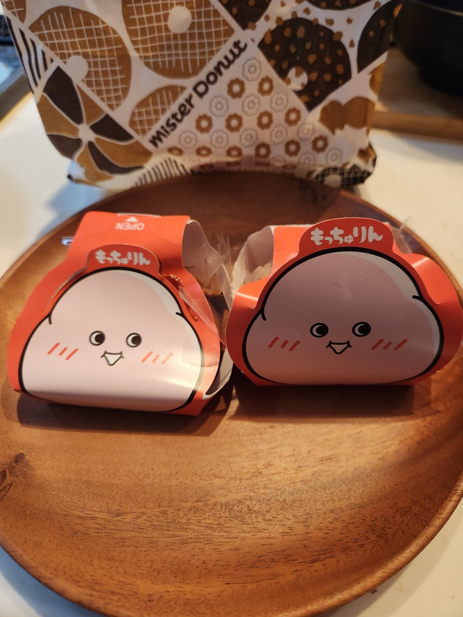 nochu1901's tweet photo. ミスド何年振りだろう。
うわさのもっちゅりん買ってみた。
あー！みたらしのもっちゅりんが！！ https://t.co/y4MQq7gO69