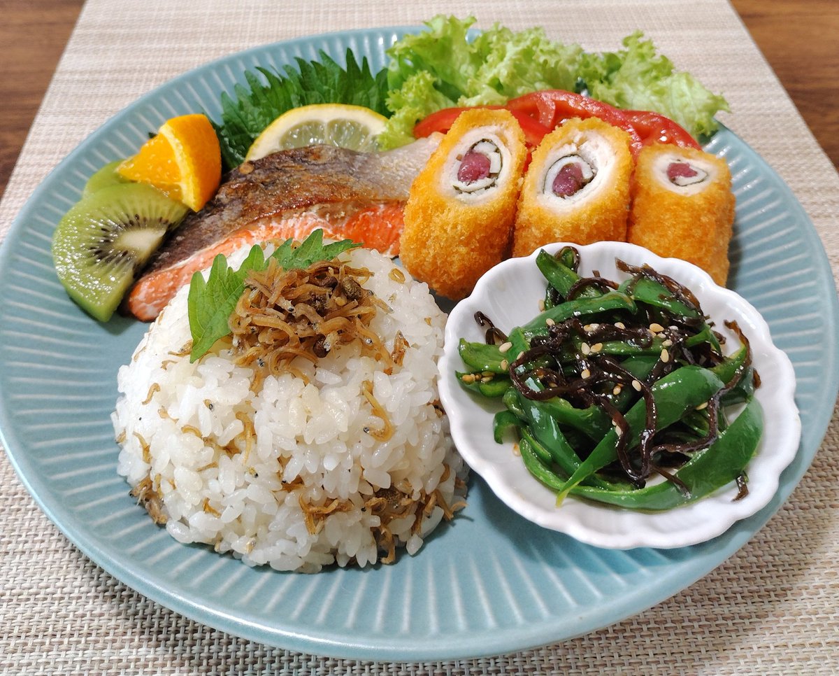 Assamtea58's tweet photo. 今日のワンプレートランチ🏠
🌱ちりめん山椒ご飯🍚
🌱梅肉大葉巻きフライ
🌱鮭の塩焼き🐟🍋
🌱ピーマンの塩こぶ和え🫑
#おうちランチ𓎩𓌉𓇋 https://t.co/8MhAklE4uO