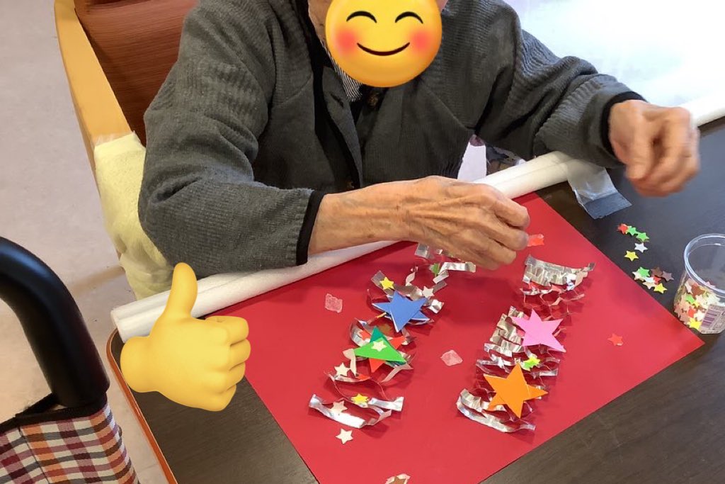 yuyukoho's tweet photo. こんにちわ😊あやめ・すみれです🎶
七夕レクレーションでは流れ星作りに取り組みました😊🌠
色や飾りを工夫しながら、１つひとつ心込めて作って下さいました！完成した作品はとてもきれいで😍七夕らしい素敵飾りになりました🌟🤩
#介護施設
#七夕レクリエーション https://t.co/PeYGFKXgQe