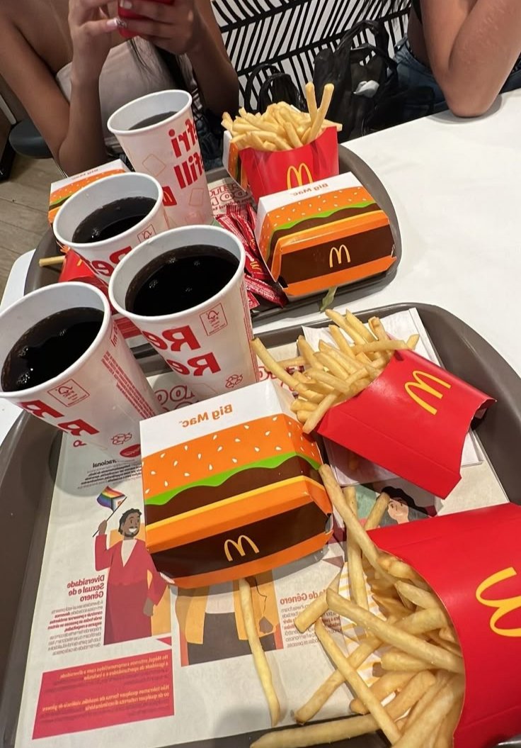 punkymandy00's tweet photo. Por fin conseguí mi primer findom y hoy pude invitar a mis dos amigas a comer 🥺 (los beneficios de ser bonita jajaja) #findomargentina #findom #piggywallet https://t.co/BchkxglIbQ