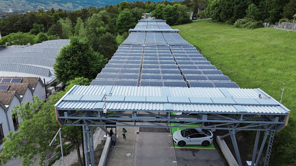 photovoltaik's tweet photo. Solarfaltdach auf Parkplatz in Liechtenstein in Betrieb genommen: Die Gemeinde Vaduz hat rund 2.100 Quadratmeter überdacht, um knapp 400 Megawattstunden Sonnenstrom im Jahr zu gewinnen. Das ambitionierte Projekt wurde erstaunlich zügig realisiert. https://t.co/lrG4o9pI1d https://t.co/hytkWCR9k6