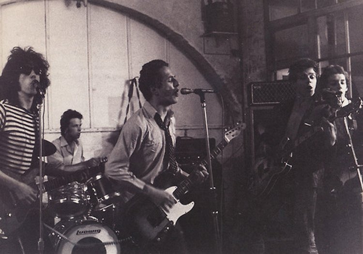 NewWaveAndPunk's tweet photo. On this day in 1976, #TheClash played their first-ever gig, at The Black Swan (Mucky Duck), Sheffield, supporting the #SexPistols 
The Clash were; Joe Strummer, Mick Jones, Paul Simonon, Terry Chimes and Keith Levene.
*photographers unknown 
**not my badge https://t.co/N6u2tI6tAA