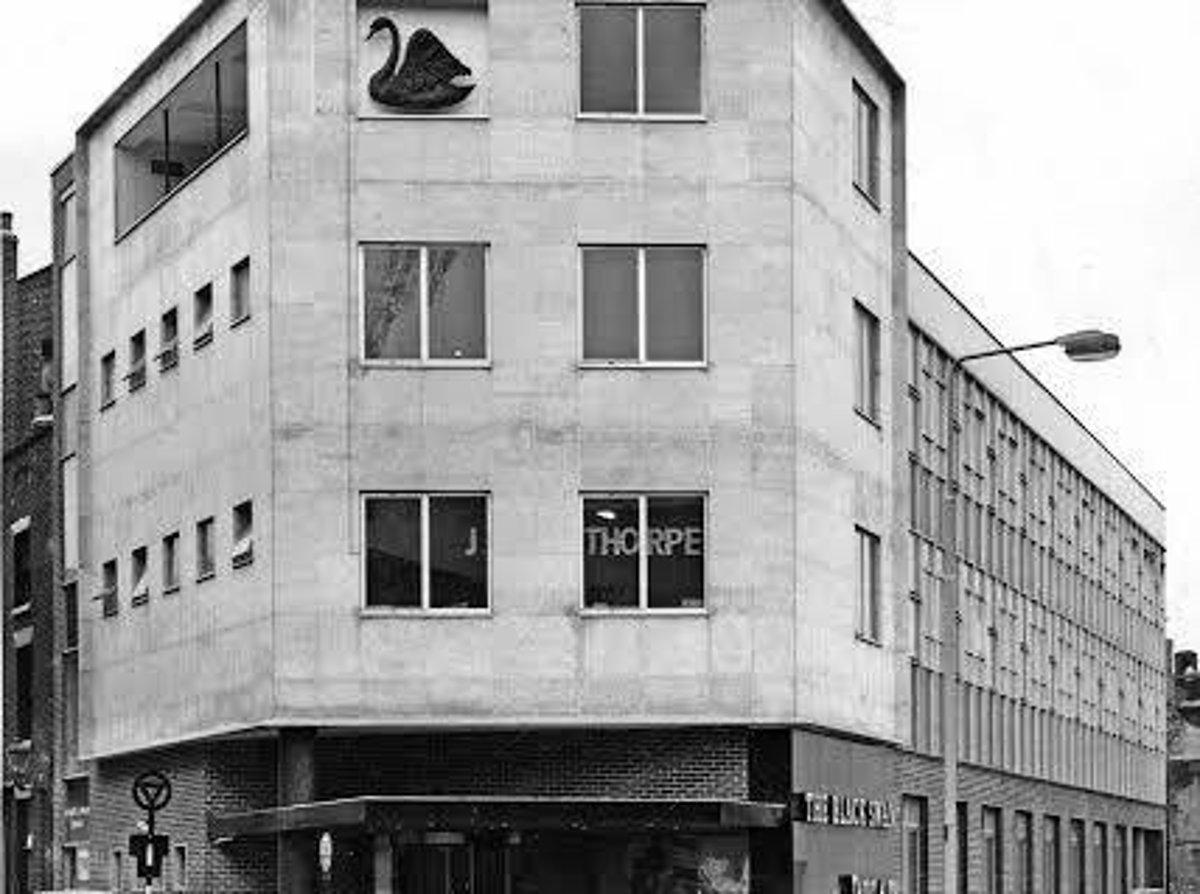 NewWaveAndPunk's tweet photo. On this day in 1976, #TheClash played their first-ever gig, at The Black Swan (Mucky Duck), Sheffield, supporting the #SexPistols 
The Clash were; Joe Strummer, Mick Jones, Paul Simonon, Terry Chimes and Keith Levene.
*photographers unknown 
**not my badge https://t.co/N6u2tI6tAA