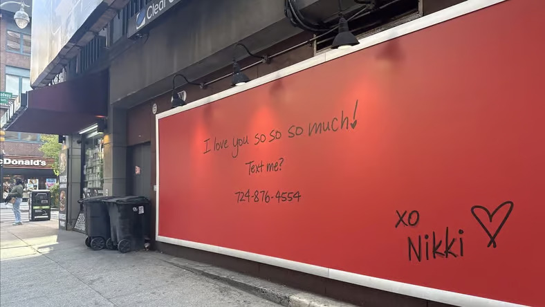 txtfrombrand's tweet photo. Semua orang lagi ngomongin Obsession,
tapi yang nggak kalah menarik justru marketingnya

Ada 3 hal yang menarik menurut gue,
salah satunya billboard yang berubah setiap hari

Karena filmnya udah banyak bahas,
sekarang kita bahas strategi marketingnya si Nikki

(NO SPOILER) https://t.co/ayggWOcLl7