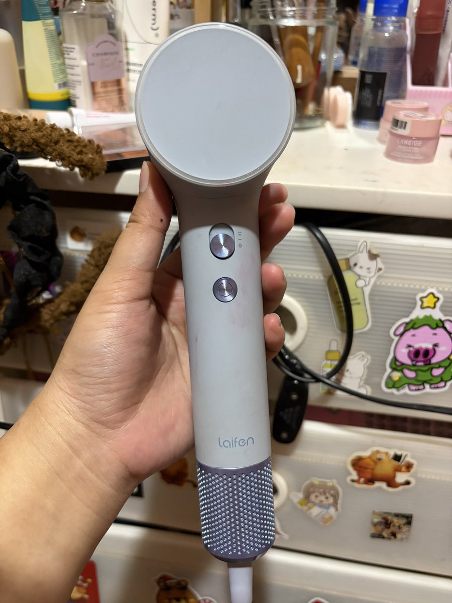 yngisl's tweet photo. Satu lagiii sangatlah hairdyer ini membantu beban hidup ku 😭😭

Udah mah bagi gw keramas tuh menguras energi nahh pas keringin permudahlah dengan hair dryer high speed 🤲 maka beban hidup ku berkurang 50%

Udah aku pake 2 tahunan masih mantabbb

https://t.co/kUGUDY3OnD https://t.co/IUnkXmpJOj