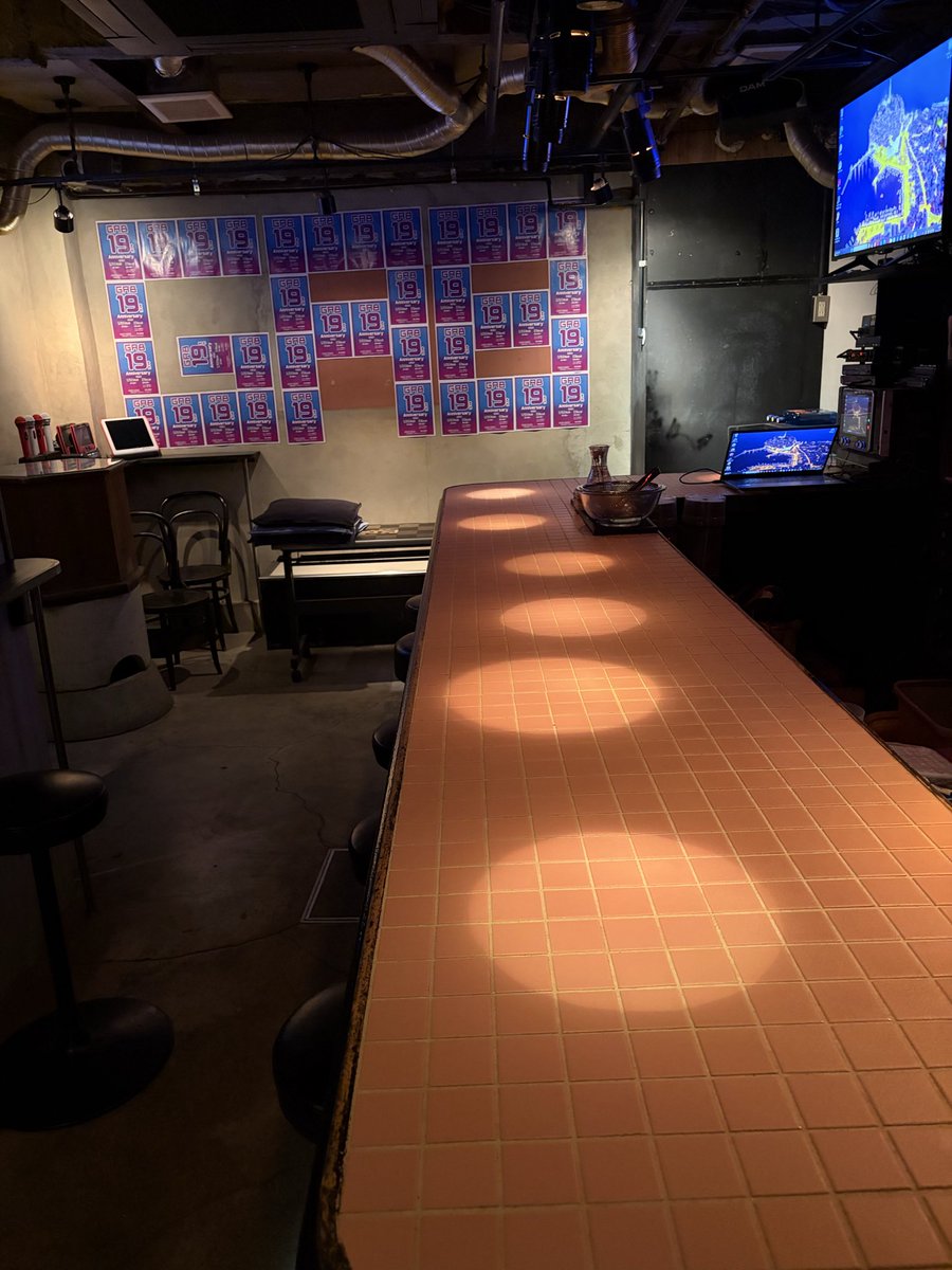 AKR43LA's tweet photo. 7月3日　金曜日

今週の休みは
マイケルとスーパーガールの
映画２本見てきました。
どっちも〜
え？って所がいっぱい！
興味ありな方お話ししましょ

さて本日は、
20時〜26時ぐらいまで
マミーソロです
明日は、
最近素敵な画像をUPされてる
マサカズさん入ります。

金曜の夜も飲んで歌おっー https://t.co/NVXlPakCuN
