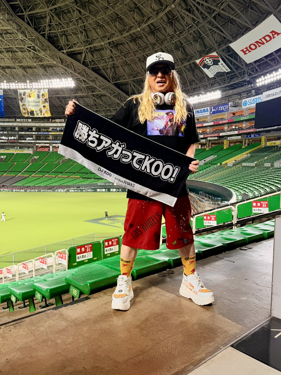 DJKOO_official's tweet photo. 鷹祭 SUMMER BOOST × DJ KOO コラボグッズが登場 DO DANCE！！

みずほPayPayドーム福岡！皆さんと勇姿
を共に3年目！
熱狂へ、一直線！今年も盛り上げさせていただきます！！

Tシャツ着て！タオルを掲げて！キーホルダーキラキラ！
全新パワーで3連覇2年連続日本一！！

勝ちアガってKOO！！

https://t.co/daVgpbh9wN

#福岡ソフトバンクホークス 
#鷹祭summerboost 
#DJKOO