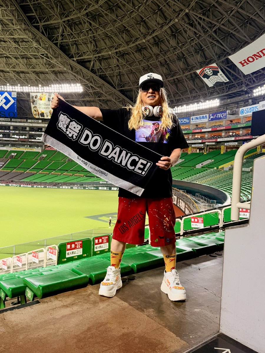 DJKOO_official's tweet photo. 鷹祭 SUMMER BOOST × DJ KOO コラボグッズが登場 DO DANCE！！

みずほPayPayドーム福岡！皆さんと勇姿
を共に3年目！
熱狂へ、一直線！今年も盛り上げさせていただきます！！

Tシャツ着て！タオルを掲げて！キーホルダーキラキラ！
全新パワーで3連覇2年連続日本一！！

勝ちアガってKOO！！

https://t.co/daVgpbh9wN

#福岡ソフトバンクホークス 
#鷹祭summerboost 
#DJKOO