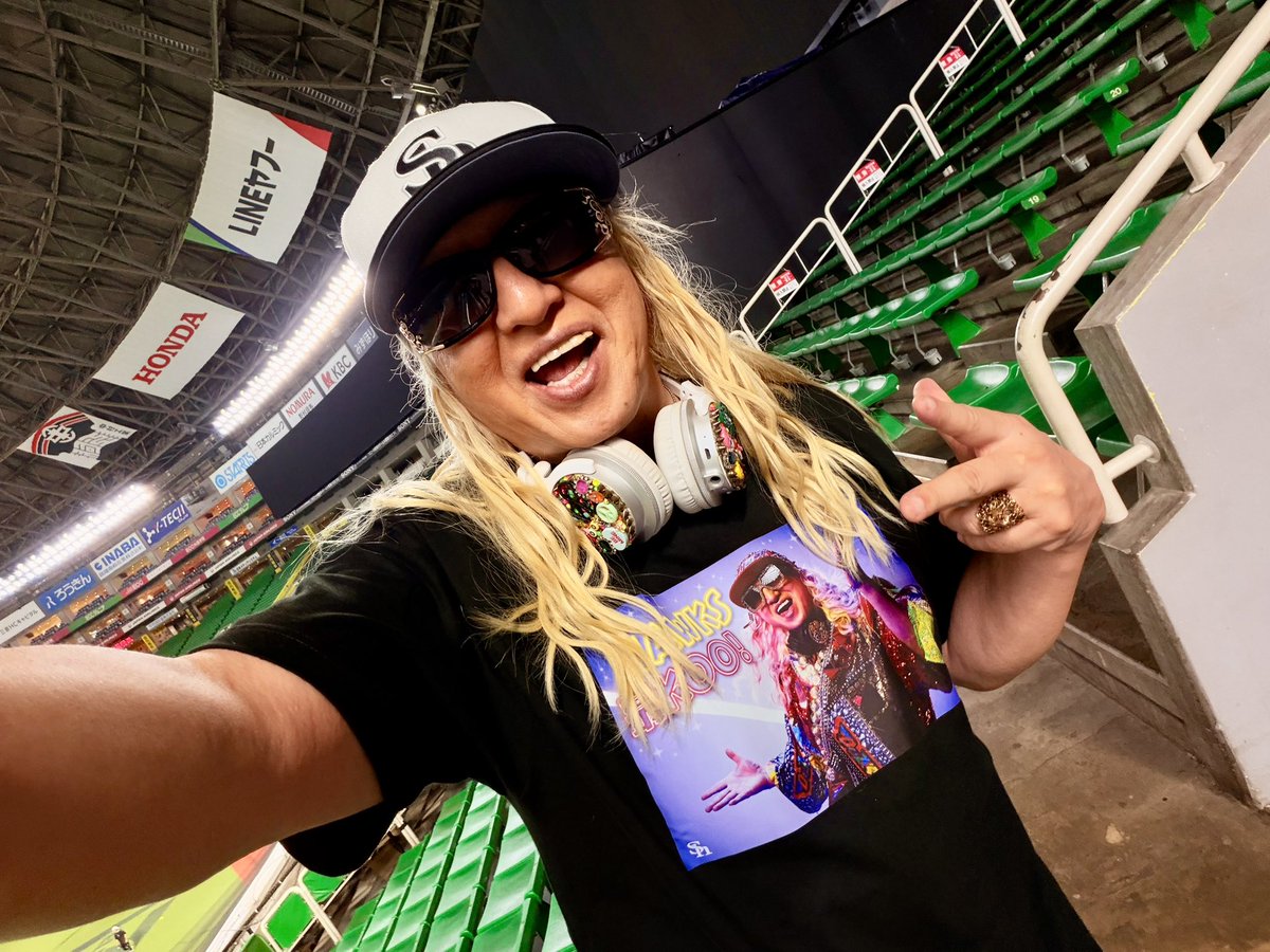 DJKOO_official's tweet photo. 鷹祭 SUMMER BOOST × DJ KOO コラボグッズが登場 DO DANCE！！

みずほPayPayドーム福岡！皆さんと勇姿
を共に3年目！
熱狂へ、一直線！今年も盛り上げさせていただきます！！

Tシャツ着て！タオルを掲げて！キーホルダーキラキラ！
全新パワーで3連覇2年連続日本一！！

勝ちアガってKOO！！

https://t.co/daVgpbh9wN

#福岡ソフトバンクホークス 
#鷹祭summerboost 
#DJKOO