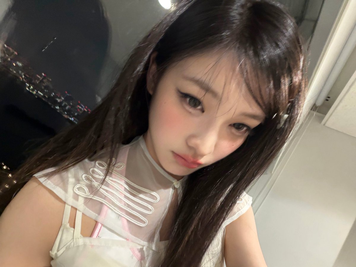theillitnews_'s tweet photo. IROHA stuns in her latest Weverse DM update.

#ILLIT #아일릿 #IROHA #이로하 https://t.co/Oub5DEOSeu