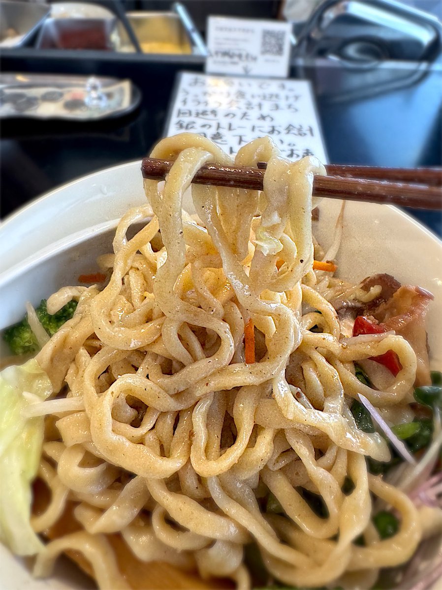 morimi32's tweet photo. らぁ麺屋のさかいさん@北千住
退院限定極太麺まぜそば 塩！
営業再開、しばらくはまぜそば営業〜…って具沢山！盛り付けも手間がかかってるじゃん💦
そんなまぜそば、ほかほかむっちむちの極太麺に絡む旨みがじわる塩ダレが麺の小麦と合わさって甘塩でうんまーい！(๑´ڡ`๑)💕

#まぜそば専門さかいさん https://t.co/ZvR9nkrXYG
