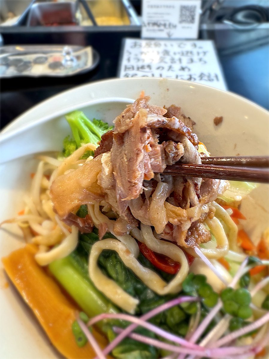 morimi32's tweet photo. らぁ麺屋のさかいさん@北千住
退院限定極太麺まぜそば 塩！
営業再開、しばらくはまぜそば営業〜…って具沢山！盛り付けも手間がかかってるじゃん💦
そんなまぜそば、ほかほかむっちむちの極太麺に絡む旨みがじわる塩ダレが麺の小麦と合わさって甘塩でうんまーい！(๑´ڡ`๑)💕

#まぜそば専門さかいさん https://t.co/ZvR9nkrXYG