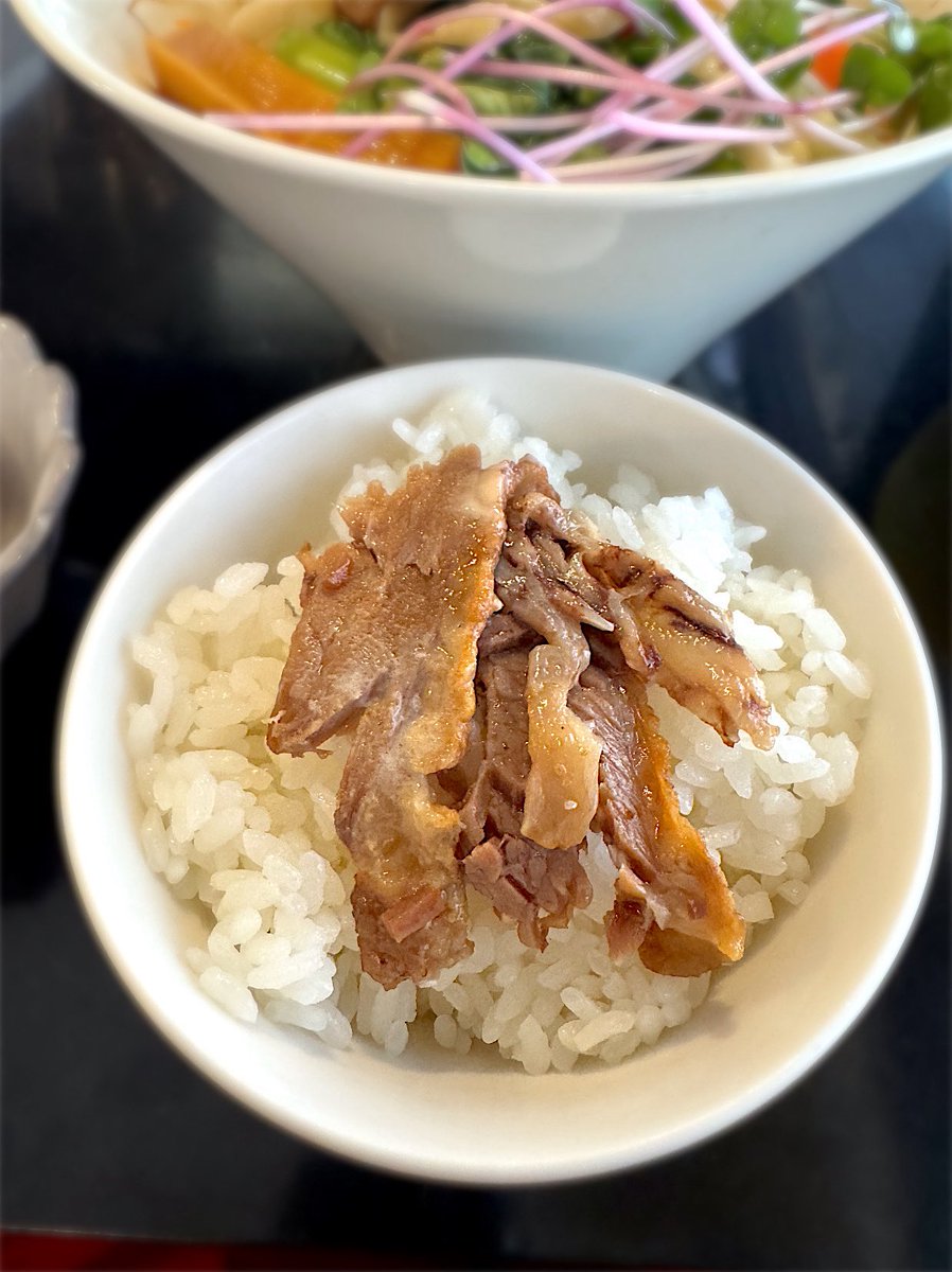 morimi32's tweet photo. ちなみに！まぜそばは塩と醤油、別添えスープ付き。生卵サービス、ごはんはセルフでおかわり自由…ってありがたや〜(*´ｪ`*)ﾎﾟｯ♡
お供の貝出汁？スープではもちろんつけ麺風に楽しんで、甘辛肉で白メシをいただく♪〆は見た目アレなTKG。

#らぁ麺屋のさかいさん 
#まぜそば専門さかいさん https://t.co/TNZliTn5tL