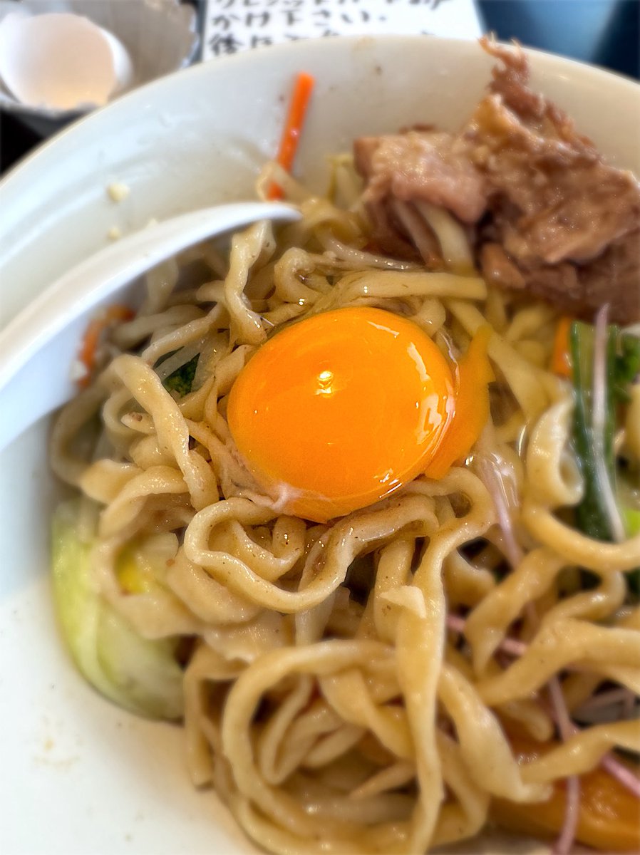 morimi32's tweet photo. ちなみに！まぜそばは塩と醤油、別添えスープ付き。生卵サービス、ごはんはセルフでおかわり自由…ってありがたや〜(*´ｪ`*)ﾎﾟｯ♡
お供の貝出汁？スープではもちろんつけ麺風に楽しんで、甘辛肉で白メシをいただく♪〆は見た目アレなTKG。

#らぁ麺屋のさかいさん 
#まぜそば専門さかいさん https://t.co/TNZliTn5tL