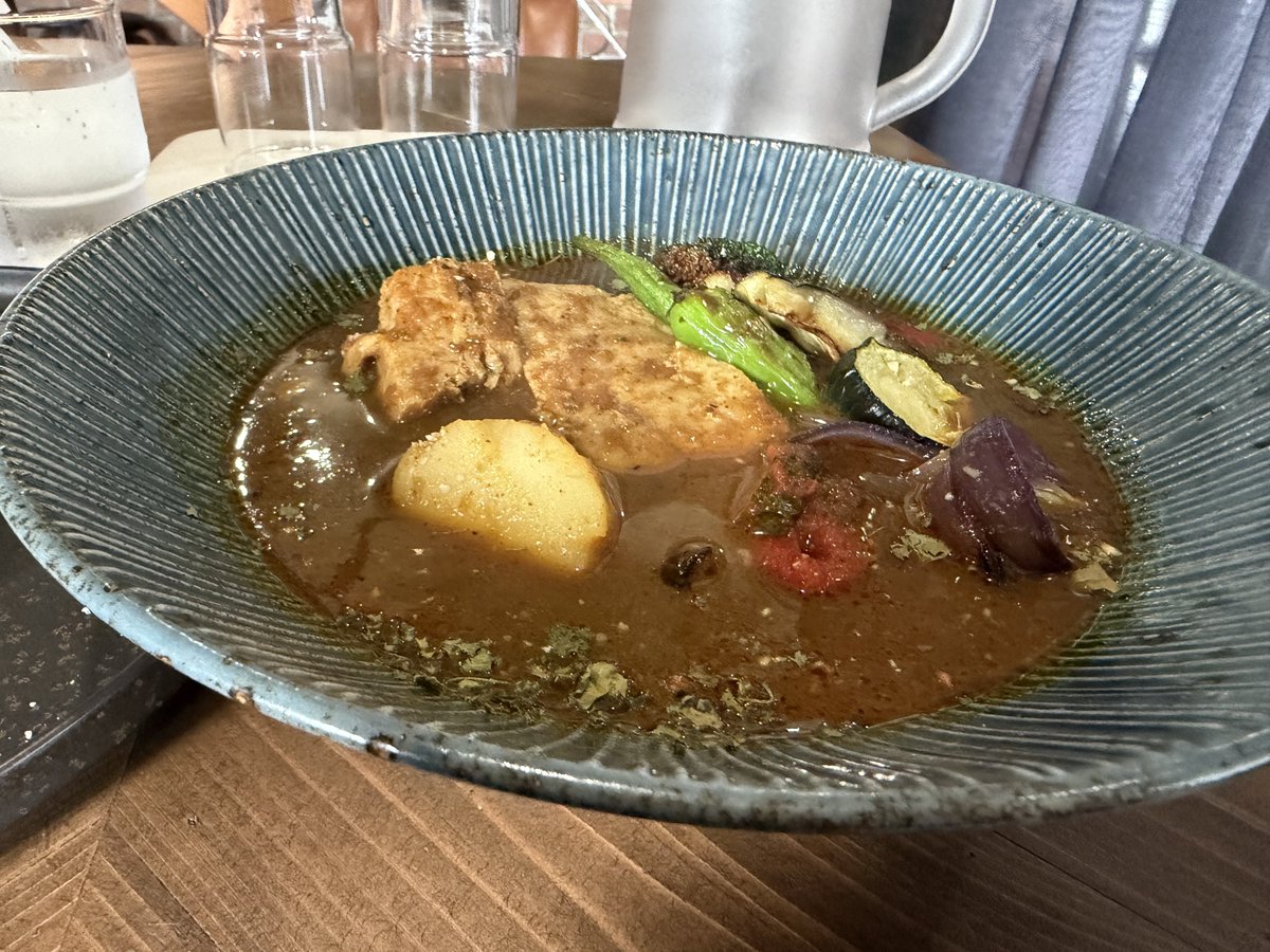 Vezery04's tweet photo. 久々行って角煮スープカリー
案外角煮ってどっかりくるんやね🫠 https://t.co/6RlS69N8c1
