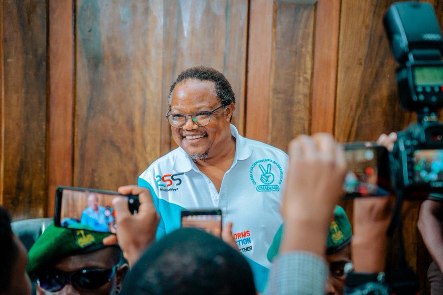 HildaNewton21's tweet photo. TAARIFA KWA UMMA 

Kwa wale ambao mnaenda Mahakamani kwenye kesi ya Mhe. Lissu mnajulishwa kwamba kuna mabadiliko ya ukumbi wa usikilizaji wa kesi ya Mwenyekiti wetu, Tundu Lissu, inayotajwa leo asubuhi.

Saa 3:00 Asubuhi, Ukumbi Namba 1 wa Mahakama Kuu (Masjala Ndogo) Dar es Salaam (pale tumekuwa tukikutana mara zote).

Sababu za Mabadiliko; Ukumbi wa Mahakama ya Rufaa (Kivukoni) uliopangwa awali ni mdogo na hauwezi kutosheleza umati.

Mhe. Lissu aligoma kuandika majina ya watu 40 tu (viongozi na watu wa karibu) ambao ndiyo pekee wangeruhusiwa kuingia mahakamani.

Kwa sababu ukumbi wa Mahakama ya Rufani Tanzania ni mdogo sana usioweza kuhimili watu wengi kama Mahakama Kuu. 

“Siwezi kufanya hivyo. Nataka kesi iende kwenye eneo la wazi na pana ili wananchi na wapenda haki waje kusikiliza kwa uhuru.” 

Mahakama ya Rufaa imesikia maombi hayo na kuuakubali na kuuleta mtanange kwenye ukumbi mkubwa na wenye nafasi.