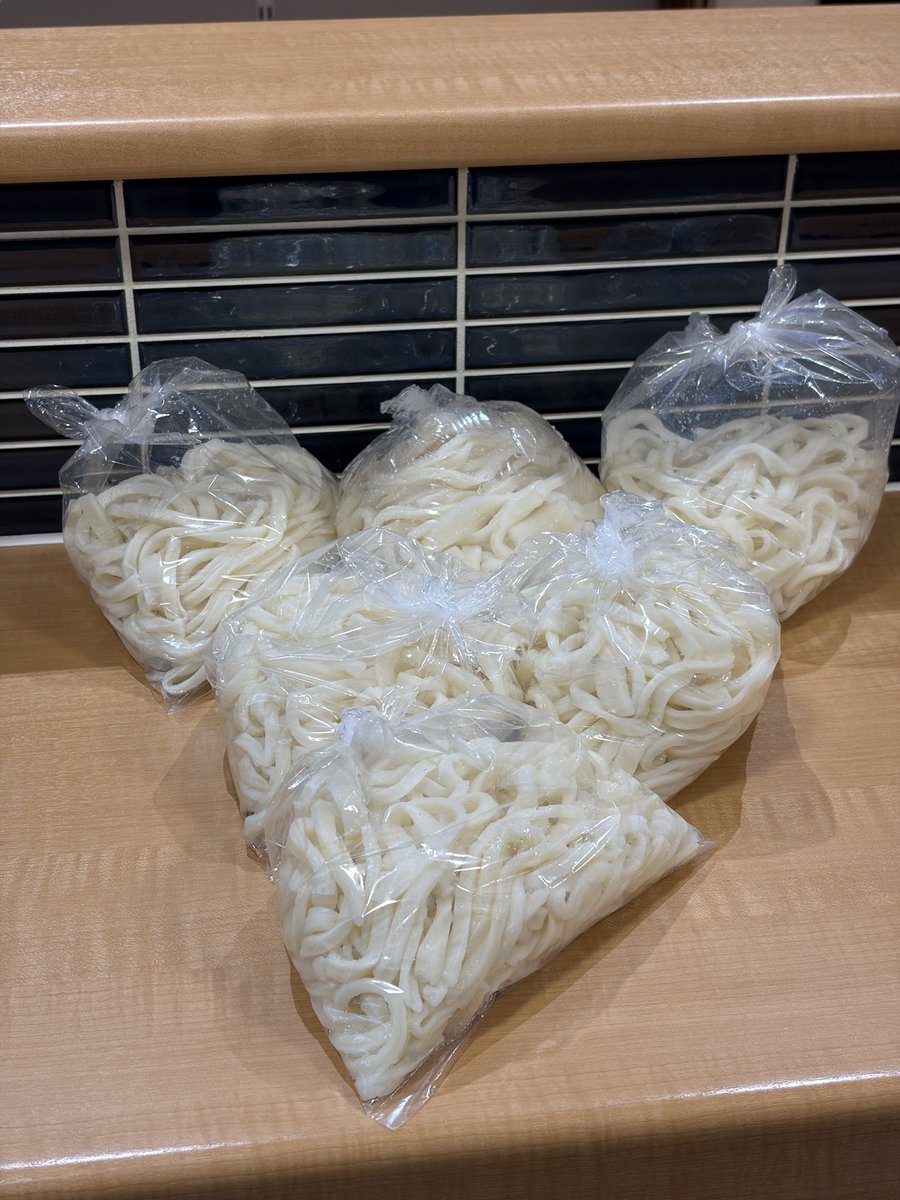 udon_shiro_obi's tweet photo. うどん湯がきすぎました。
本日18時まで私は店におりますので、欲しい方はご自由にお持ち帰りください。

焼きうどんとかに最適です。 https://t.co/T0vtzoQBC4