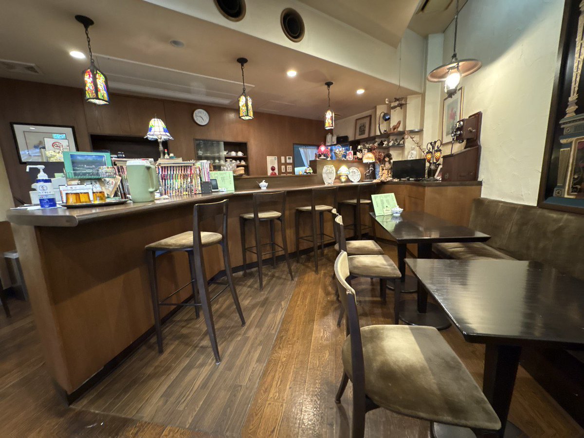 URAWA_LABO's tweet photo. 浦和駅西口にあるレトロ純喫茶「コーヒーとクレープ ありす」へ☕️
名物のバナナクレープは昭和の喫茶店らしい、どこか懐かしい味わい。
店内にはアンティーク雑貨が並び、昭和歌謡が流れる落ち着いた空間。
昔ながらの雰囲気を今も大切に残す、浦和で一度は訪れたいレトロ遺産です。 https://t.co/Nj4msKHz9I
