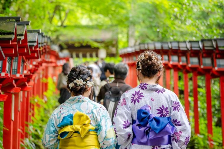 RakutenTravelJP's tweet photo. ＼京都で川床＆貴船神社を巡る納涼旅🎐／

✔ 川のせせらぎを聞きながら懐石料理🐟
✔縁結びで有名な貴船神社へ参拝⛩️
✔人気の「水占みくじ」で運勢チェック
✔七夕笹飾りライトアップも開催🎋
（2026年7月1日～8月15日）

一度は体験したい…と憧れています🥺皆さんは川床行ったことありますか？💬 https://t.co/cXzVSi5sgk