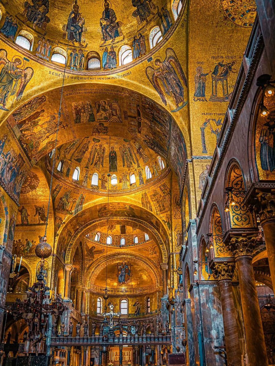 XMinaShohdy's tweet photo. Over a Thousand Years of Venetian Splendour are radiating from the golden Domes of Saint Marc's Basilica - no other comperable church from the early medieval period of this monumental scale and this level of splendour exists to this day. Its also worth mentioning that Saint Mark's Basilica in Venice was inspired by the Apostle church in Constantinople which no longer exists either.

📸: aesthetical_symphonies