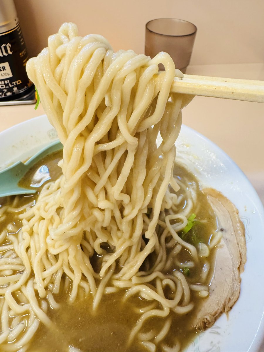 narunar_u's tweet photo. 〜🍜本日の麺チャージ🍜〜
・中華そば
地元に帰省する用があったので迷わず、たかはしさんへ訪麺🍜
ガツンとくるニボニボスープにモチモチ麺は何度食べても超美味🤩
今年は2杯食べられました😋
1番手で入店するも会計後には待ち客多数💦
今日もしっかり完食、ごちそうさまでした🐷
#中華そばたかはし https://t.co/asSXDDLD4Q