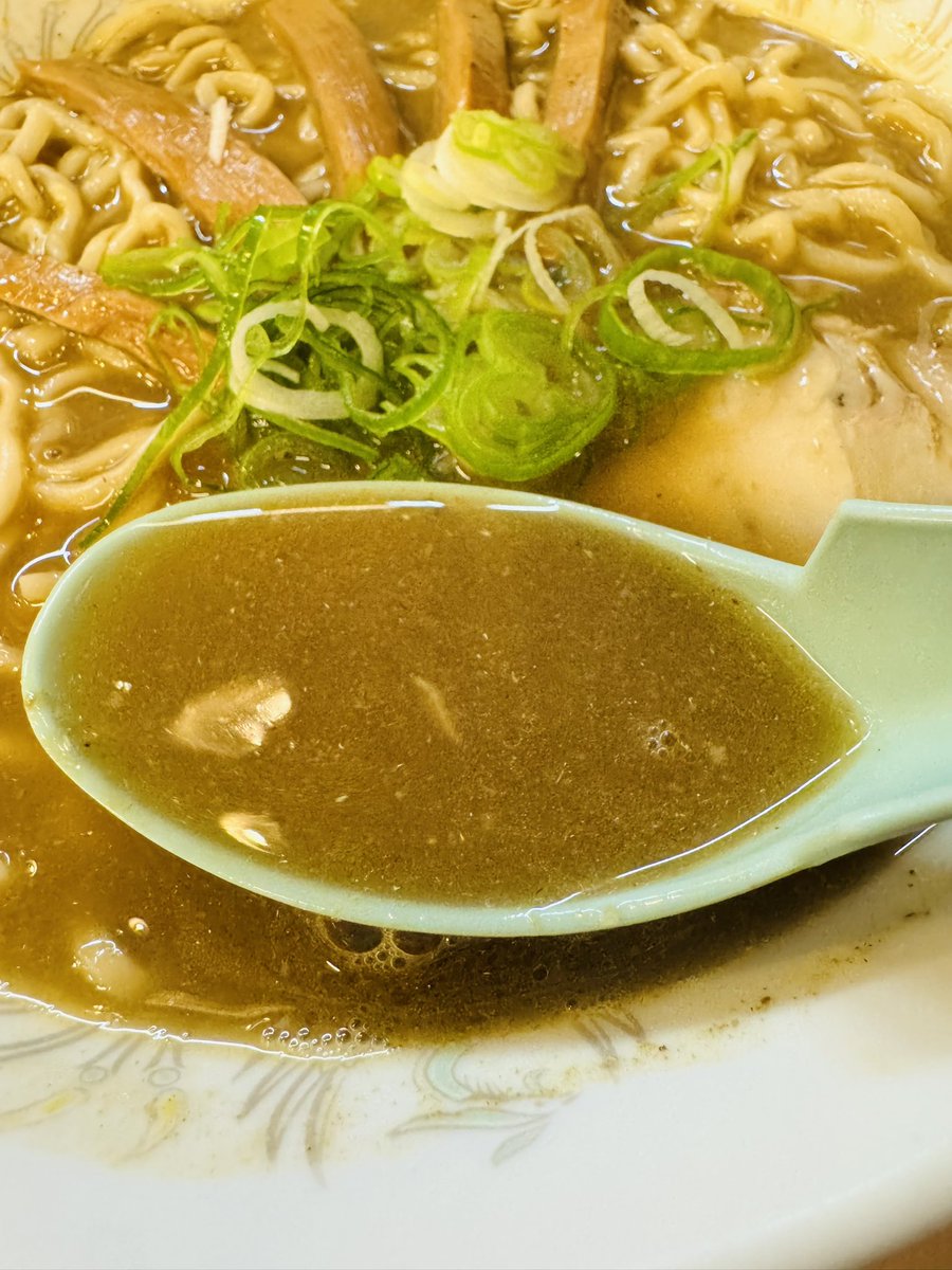 narunar_u's tweet photo. 〜🍜本日の麺チャージ🍜〜
・中華そば
地元に帰省する用があったので迷わず、たかはしさんへ訪麺🍜
ガツンとくるニボニボスープにモチモチ麺は何度食べても超美味🤩
今年は2杯食べられました😋
1番手で入店するも会計後には待ち客多数💦
今日もしっかり完食、ごちそうさまでした🐷
#中華そばたかはし https://t.co/asSXDDLD4Q