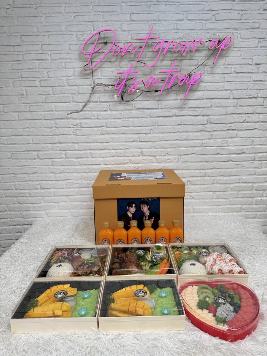 BarcodetinOFC's tweet photo. KISS ME REMEMBER BEGINS

#KissMeRemember

#BarcodeTinnasitFoodSupport

บาร์โค้ดออฟและน้องหน่วยร่วมใจกันส่งฟู้ดซัพพอร์ต🍱 🥗🍤🥭แสนอร่อย มาเพื่อเป็นกำลังใจให้บาร์โค้ดสำหรับการถ่ายทำน้องจุ๊บ KissMeRemember Q1 วันนี้นะคะ ขอให้การถ่ายทำราบรื่นนะครับ 

ทานให้อร่อยน้า อิ่มแปล้ไปเลยยย 😘🫡❤️🤘✨️🎥💋

#barcodetin #Tinnasit
#Unit 
@BarcodeTin