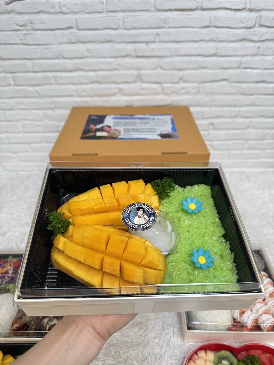 BarcodetinOFC's tweet photo. KISS ME REMEMBER BEGINS

#KissMeRemember

#BarcodeTinnasitFoodSupport

บาร์โค้ดออฟและน้องหน่วยร่วมใจกันส่งฟู้ดซัพพอร์ต🍱 🥗🍤🥭แสนอร่อย มาเพื่อเป็นกำลังใจให้บาร์โค้ดสำหรับการถ่ายทำน้องจุ๊บ KissMeRemember Q1 วันนี้นะคะ ขอให้การถ่ายทำราบรื่นนะครับ 

ทานให้อร่อยน้า อิ่มแปล้ไปเลยยย 😘🫡❤️🤘✨️🎥💋

#barcodetin #Tinnasit
#Unit 
@BarcodeTin
