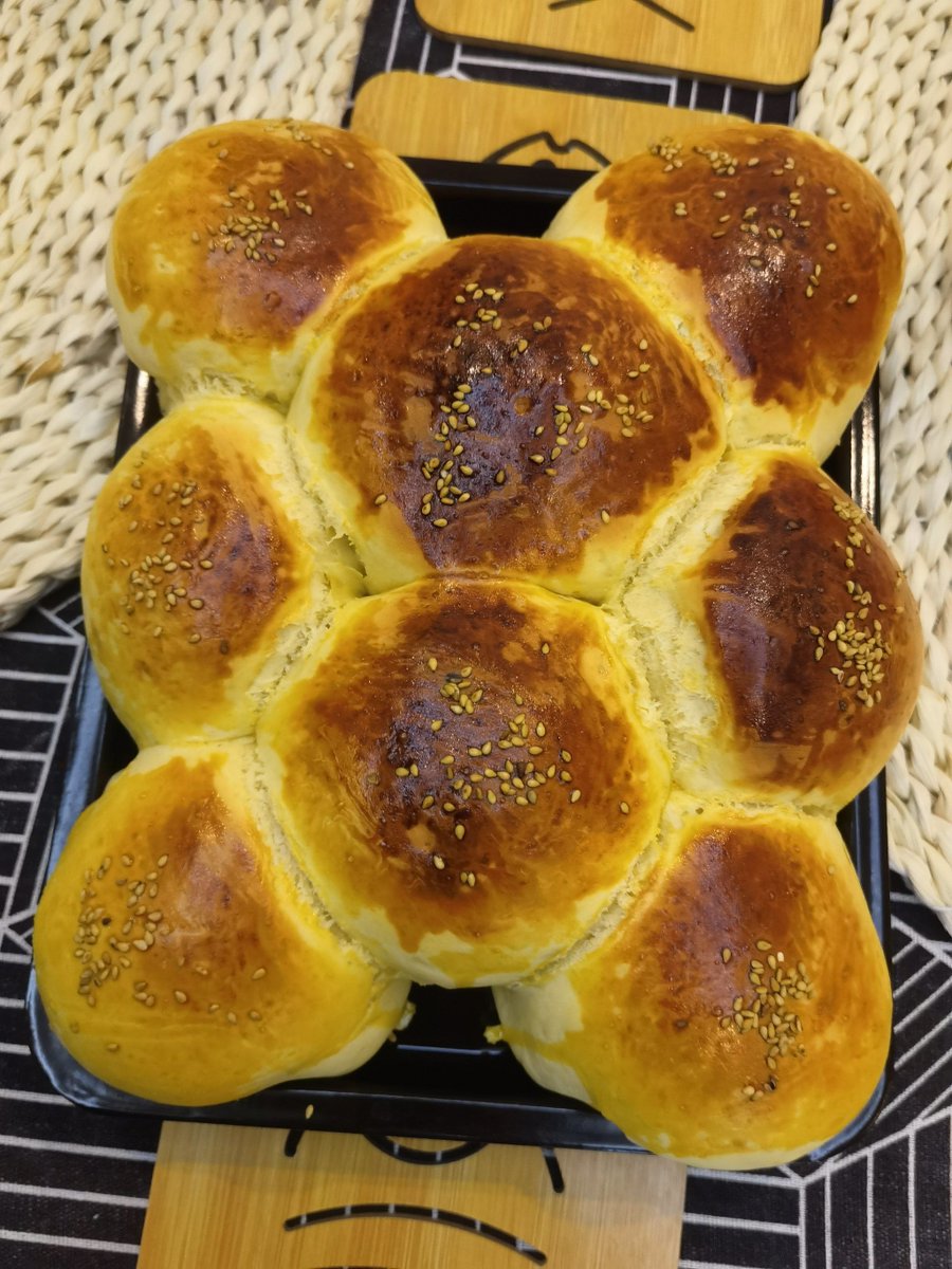 Rauan09250218's tweet photo. Just pulled my first homemade sourdough loaf out of the oven—crusty, golden, and smells like heaven  Baking always turns a messy kitchen into my happy place! https://t.co/hH77wGqZdw