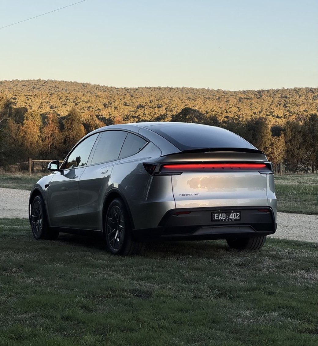 SnazzyLabs's tweet photo. It really comes down to: do you want a car that drives itself or a car that doesn’t look like a family-sized suppository? https://t.co/5PYzKmXfKo