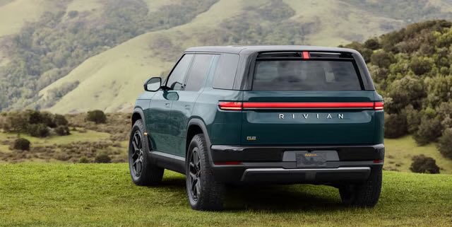 SnazzyLabs's tweet photo. It really comes down to: do you want a car that drives itself or a car that doesn’t look like a family-sized suppository? https://t.co/5PYzKmXfKo