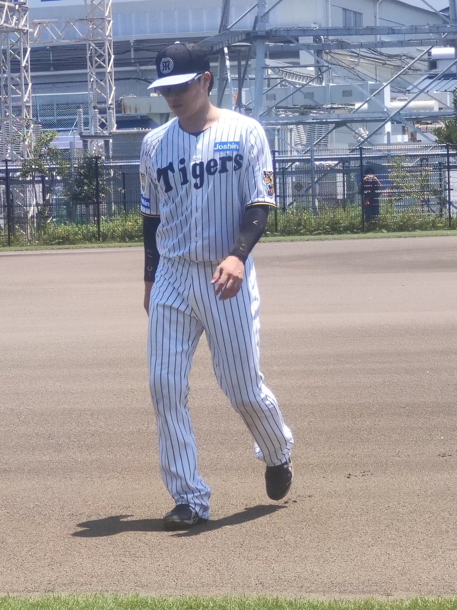 piano27426239's tweet photo. 7/3 SGL
サインください…の声に「今から練習です」とか「まだ練習あります」とか言葉返してました。
#伏見寅威 https://t.co/L7ZLKVLNgQ