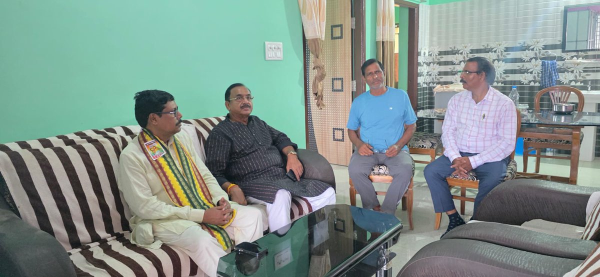 KalandiSamal's tweet photo. ପିଲାଦିନରୁ ସଂଘ ବିଚାର ପରବାରରେ ବିଭିନ୍ନ ଦାୟିତ୍ୱ ତୁଲାଇଥିବା ବର୍ଷୀୟାନ କାର୍ଯ୍ୟକର୍ତ୍ତା ସତ୍ୟନାରାୟଣ ସାହୁ ଙ୍କୁ ତାଙ୍କ ବାସଭବନରେ ବରିଷ୍ଠ ନେତା ସମୀର ମହାନ୍ତି ଙ୍କ ସହିତ ଭେଟି ଅନେକ ପ୍ରେରଣାଦାୟୀ କଥା ଶୁଣିଲୁ I
#kalandisamal https://t.co/n2xFAOS4wa