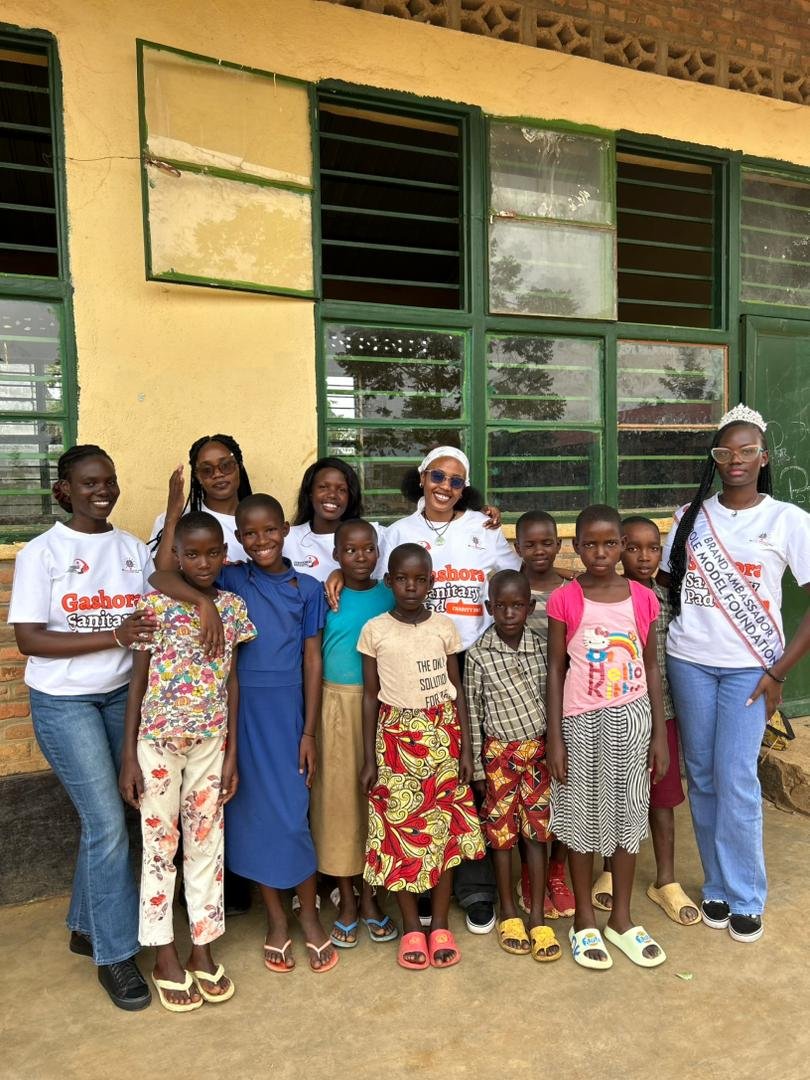 RoleModelFoundn's tweet photo. Throwback to 3 months ago when Queen Amelia Eunice Alum, @faceofgulucity participated in the Gashora Sanitary Pad Charity Drive in Gashora, Bugesera District, Rwanda, organized by Journey House Actions Rwanda (JHAR).

Together, we championed menstrual health &amp; girls' empowerment. https://t.co/2VZeFIO6eN