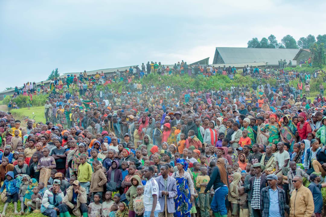 kivunewstoday's tweet photo. #Masisi : à #Muheto et #Kausa, le gouverneur #Bahati #Musanga #Erasto prône le vivre-ensemble et appelle les jeunes à rejoindre l’ARC

Le gouverneur du Nord-Kivu, Bahati Musanga Erasto, a effectué, jeudi 2 juillet, une mission de terrain dans le territoire de Masisi. Il s’est rendu à Muheto et à Kausa, dans le groupement Bashali Kaembe, accompagné du vice-gouverneur chargé des Finances, Chadrack Amani, ainsi que de plusieurs membres du gouvernement provincial.

À son arrivée, il a été accueilli par l’administrateur du territoire de Masisi, Emmanuel Ndizeye, le Mwami de la chefferie des Bashali et une foule de habitants. À cette occasion, le chef de l’exécutif provincial a tenu des meetings populaires axés sur la paix, la cohésion sociale et la sécurité.

À Muheto, première étape de sa tournée, Bahati Musanga Erasto a exhorté la population à renforcer le vivre-ensemble et à rejeter toute forme de division.

Il a également appelé les habitants à se désolidariser des groupes armés, notamment des FDLR et des Nyatura, qu’il a qualifiés de facteurs d’instabilité dans la région.

La délégation s’est ensuite rendue à Kausa, où le gouverneur a invité les jeunes à intégrer l’Armée révolutionnaire congolaise (ARC), estimant que leur engagement contribuerait au renforcement de la paix et de la sécurité.

Selon les autorités provinciales, cet appel a suscité une forte adhésion de la population. Elles affirment que plusieurs jeunes se sont inscrits volontairement en vue d’une formation militaire organisée par l’AFC-M23.

La lutte contre la maladie à virus Ebola a également été évoquée. Le gouverneur a invité les habitants à respecter les mesures de prévention afin de limiter les risques de propagation de l’épidémie.

En clôturant son intervention, Bahati Musanga Erasto a insisté sur l’importance de la cohésion sociale, du rejet du tribalisme et du renforcement des liens entre les différentes communautés du territoire de Masisi.

Cette visite à Muheto et à Kausa intervient une semaine après une précédente mission à Masisi-Centre.

Selon le gouvernorat, elle s’inscrit dans le cadre de la politique de gouvernance de proximité mise en avant par l’AFC-M23, avec pour objectif de rapprocher les autorités de la population et de mieux prendre en compte ses préoccupations.

#RDC 🇨🇩 #NordKivu #Masisi #Muheto #Kausa #BahatiMusanga #ARC #AFCM23 #Paix #VivreEnsemble #CohésionSociale #Sécurité #Jeunesse #Ebola #GouvernanceDeProximité

Source : Cellcom du Gouvernorat du Nord-Kivu.