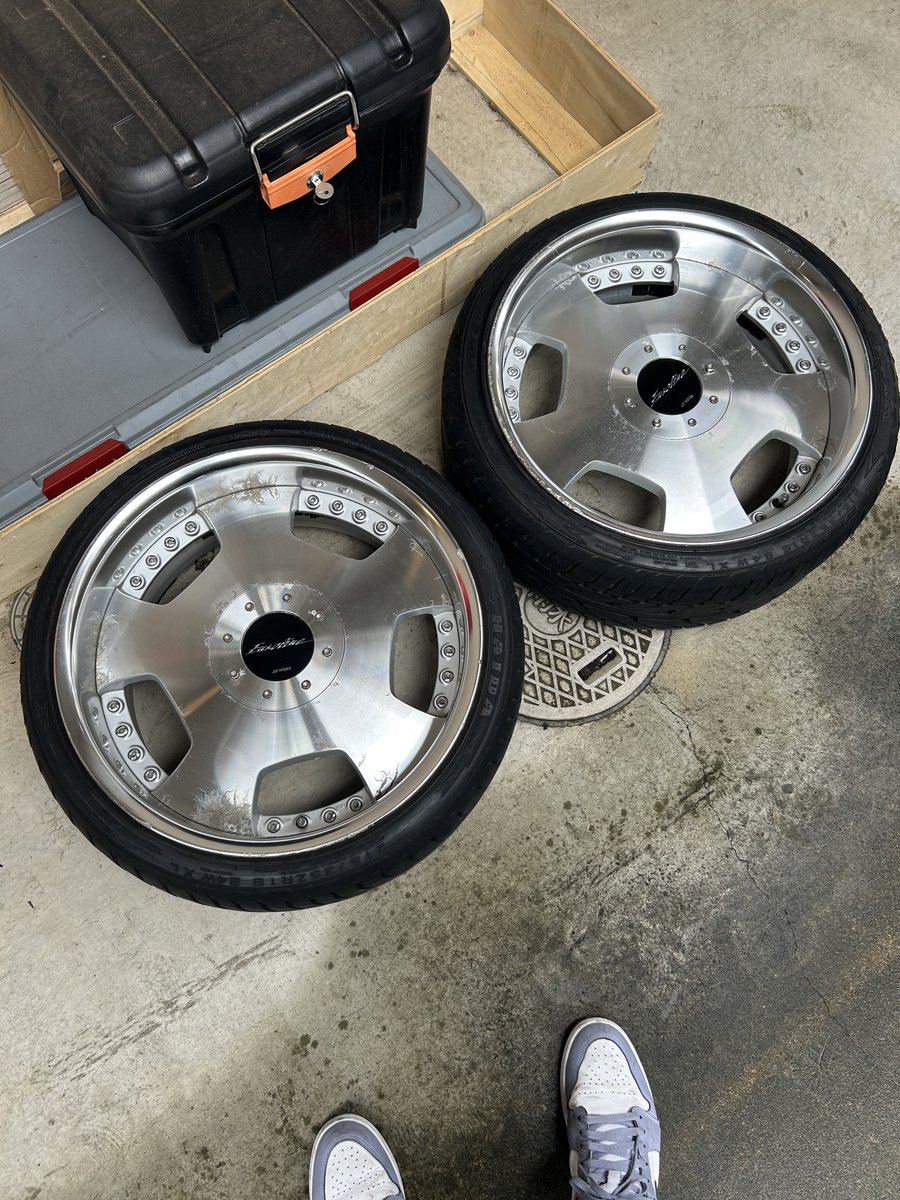 PICCON7's tweet photo. 売ります
ワーク ユーロライン DH
18インチ
8j+24 pcd100 4穴／5穴マルチ
Oディスク
タイヤはHAIDA 215/35R18
2019年製造 片減りあり
裏組されています　溝残りあり

ガリ傷、腐食あり
歪み不明
松戸市から
発送もできます
4万で https://t.co/MgR65ylJDr