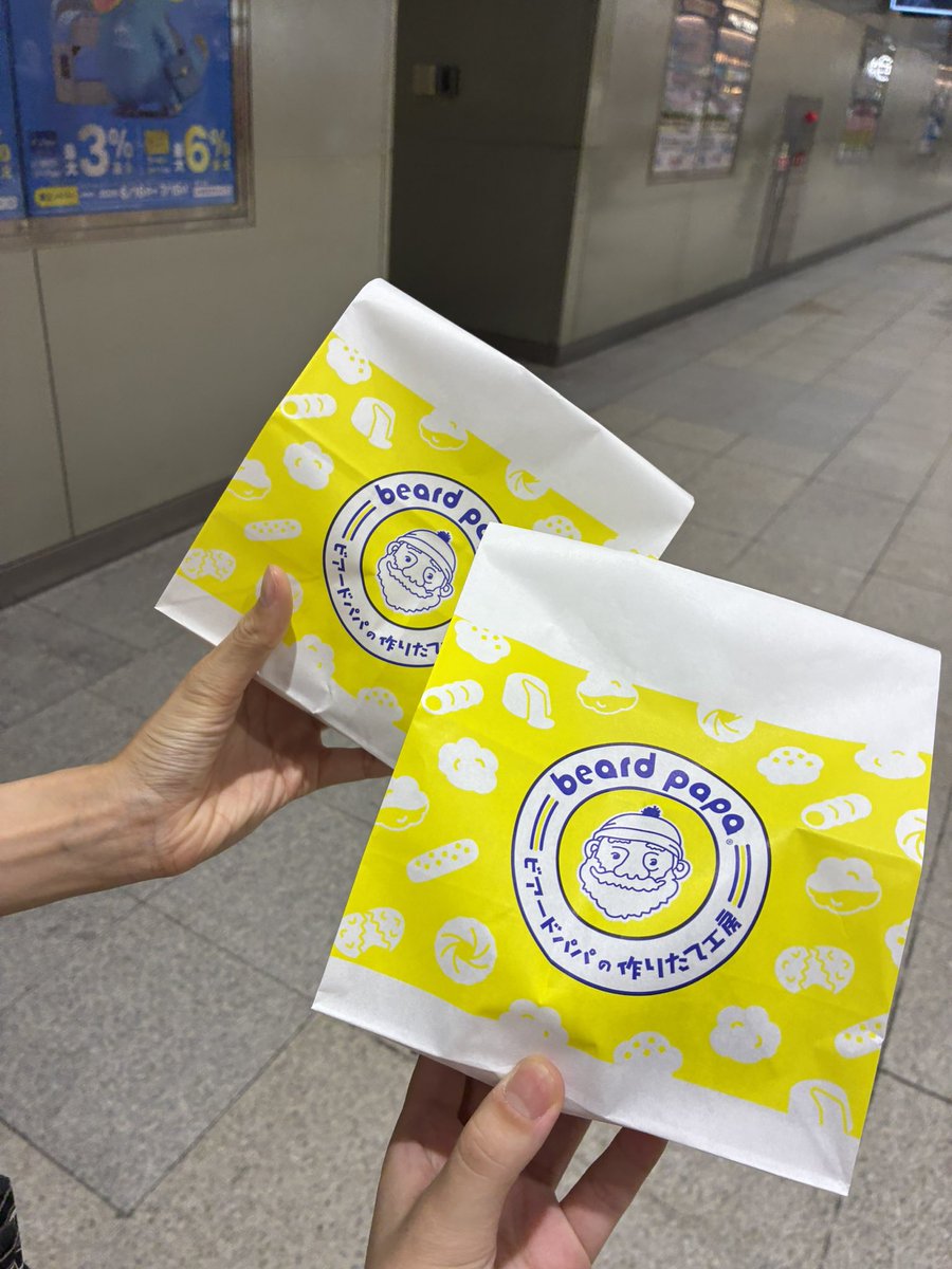 Akassuu's tweet photo. やっとビアードパパ行けてるんるんしてたら目の前に並んでたメキシコの方が奢ってくれてるんるん https://t.co/y1nWnTOFKF