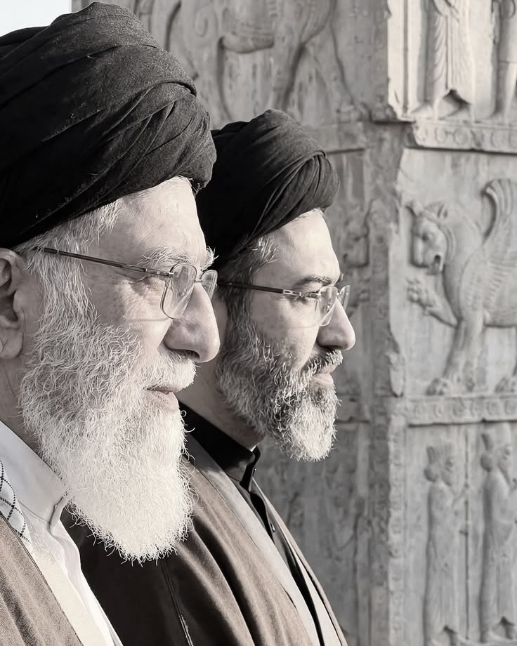 mrymsms453619's tweet photo. آینده از آنِ ماست، اما به شرطی که امروز، دست بیعتمان را محکم بفشاریم. #باید_برخاست #رهبر_گام_دوم https://t.co/7NwZyEok5Z