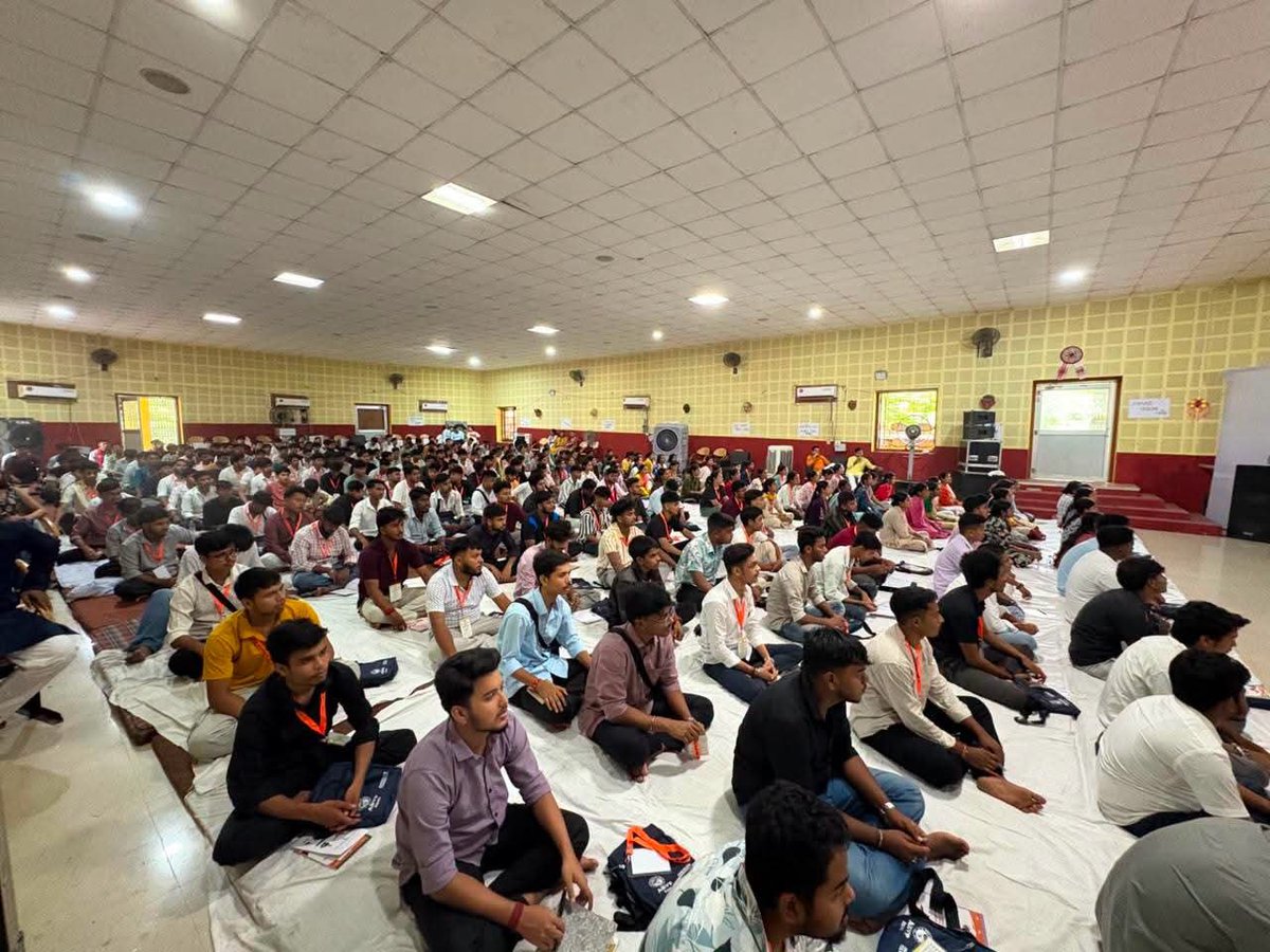 ABVPVoice's tweet photo. @AshishSainram @ABVPAssam National Joint Organising Secretary Shri @iGovindaNayak , North East Zonal Organising Secretary Shri @Kamalnayan84 , North East Zonal Joint Organising Secretary Shri Manju Nath, National Secretary &amp; Assam State Organising Secretary @ABVPkamlesh_ , and CWC Member Herold Mohan. https://t.co/1boSgB7nPJ