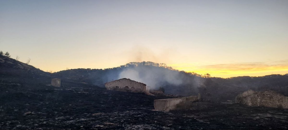 AragonNoticias_'s tweet photo. 🔥 #IFLeciñena El incendio de Leciñena presenta una situación favorable en la mañana de este viernes, según @IIFFAragon 

➡️ La noche ha presentado condiciones muy buenas, sin viento y con humedad alta, lo que ha permitido que se haya trabajado muy bien sobre el terreno.
➡️ Las labores se han centrado en perimetrar y controlar los puntos calientes.
➡️ No se han dado reproducciones de consistencia.

📷 @IIFFAragon