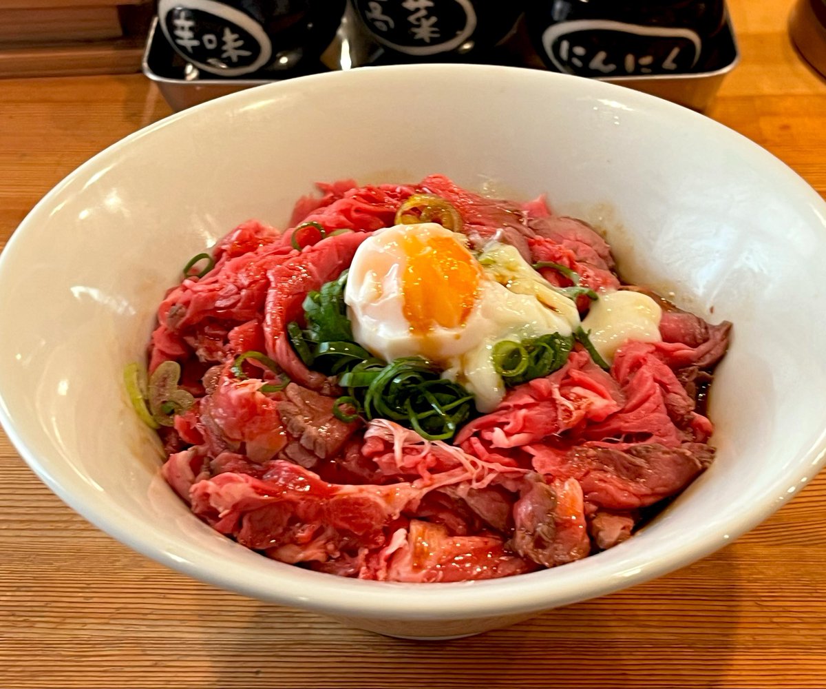 hanamichiramen's tweet photo. 今日からの夜限定は

《ローストビーフ油そば》 1000円です
今日はプロトタイプなので
10杯ちょいになります。

今回は麺が凄いです！ https://t.co/rN9qAsW8ir