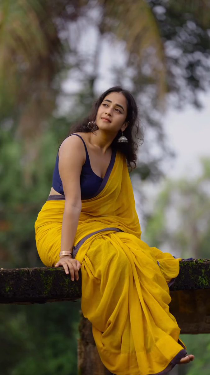 kamaraju3105's tweet photo. Aa deepu 🥵 em unnave... Nee body structure, aa face card 🤤 adrustham vundali nee lanti figure ni pattalante 💦💦

in frame: deepthi sunaina https://t.co/477A20wUOp