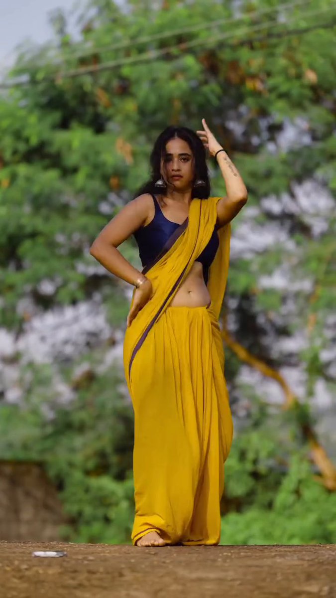 kamaraju3105's tweet photo. Aa deepu 🥵 em unnave... Nee body structure, aa face card 🤤 adrustham vundali nee lanti figure ni pattalante 💦💦

in frame: deepthi sunaina https://t.co/477A20wUOp