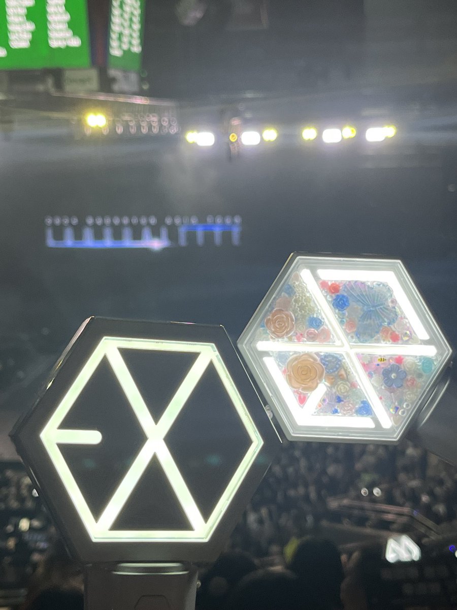 aerijunee's tweet photo. wtr lfr for rent eribong ph 

EXhOrizon in Manila Day 1
ERIBONG Version 2 (baobeikyoong)

VER 2 - P 600 per day (security deposit: 1000 - refundable)

🎐see t&amp;c below
🎐can provide batteries
🎐 reply/dm if inch!

tags. rental rent exo lightstick light stick exhorizon https://t.co/Z31hoiSxud