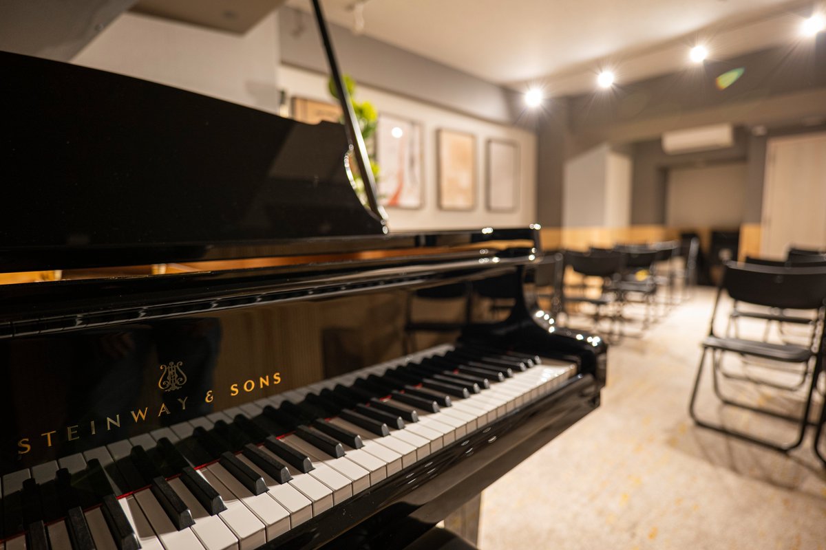 TokyoOngakudou's tweet photo. 🎹東京音楽堂🎹✨で、毎日たくさん弾いていきませんか？
いっぺんに、無制限のお時間を押えることはできませんが、1日3時間ずつでしたら、1時間あたりワンコインほど（少しおつりくる程度）で、スタインウェイ、シゲルカワイ、ヤマハ（２台横並びもございます）が弾けます。♥

練習用途はもちろん、撮影、配信OK、有料コンサートも追加料金なし、イベント開催OK、マイクやケーブル、譜面台も備え付け分は全て無料！
（ピアノ奏者様以外にも、🎻弦楽器、🎺金管楽器の奏者様にもぜひ♥）

いかがでしょうか？😊
詳細はこちらからどうぞ。　ご質問等もお気軽にどうぞ
https://t.co/UGNABP8ccl
お待ちしております✨
#東京音楽堂　#ピアノ弾き放題　#日本橋音楽スタジオ　#桜上水音楽スタジオ
