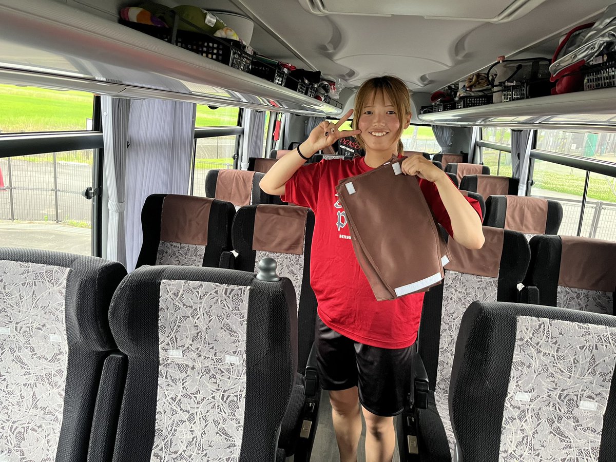 BP_DENSO's tweet photo. ⠀/／
　#ブラペガ の日常🦄❤️🖤
   \＼

節目ごとにいつも使っている道具やバスの掃除をします🧹🧼✨
前半戦が終わり、夏の練習に向けて
一度リセットして、また頑張ります💪

#デンソーブライトペガサス
#softball
#GALLOP https://t.co/2SJSX8LtMJ